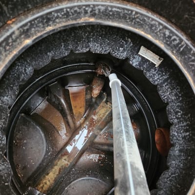 תמונה של פתח ביוב עם צינור