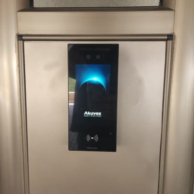 מערכת אינטרקום עם מסך מגע ותצוגת לוגו