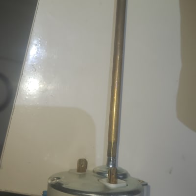 חלק מתכת עם מוט ארוך, כנראה חלק ממערכת חימום מים