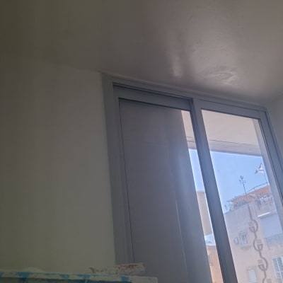 קיר צבוע וחלון עם אור שמש
