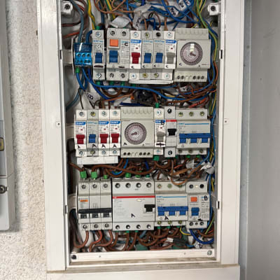 לוח חשמל עם חוטים ומפסקים שונים