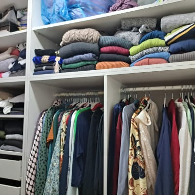 ארון בגדים מסודר עם בגדים מקופלים ותלויים