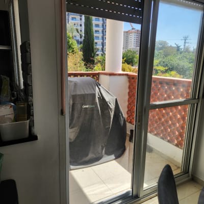 דלת הזזה מאלומיניום עם זכוכית שקופה