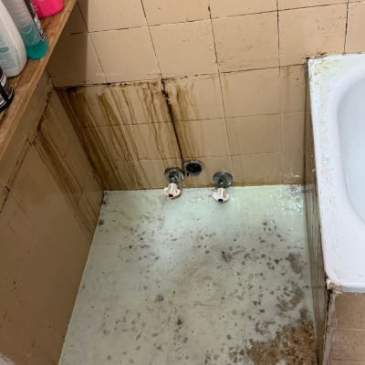 ברזים ישנים עם כתמי חלודה על הקיר