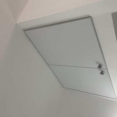 דלת תקרה עם ידיות עגולות