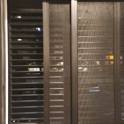 תריסי אלומיניום כהים עם רשת חלון