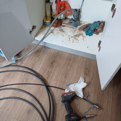 כלים וציוד אינסטלציה מתחת לכיור פתוח