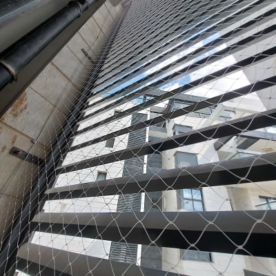 רשת למניעת כניסת יונים על בניין מגורים