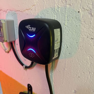 מטען חשמלי מותקן על קיר עם כבל מחובר