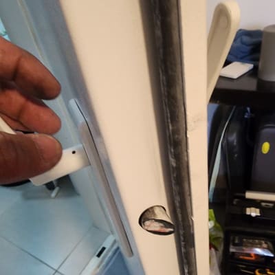 ידית דלת לבנה עם מנעול פתוח