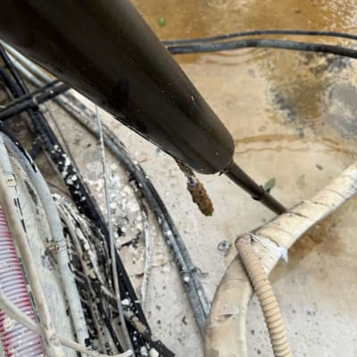 צינורות וחוטים על רצפה, חלק ממערכת חימום סולארית