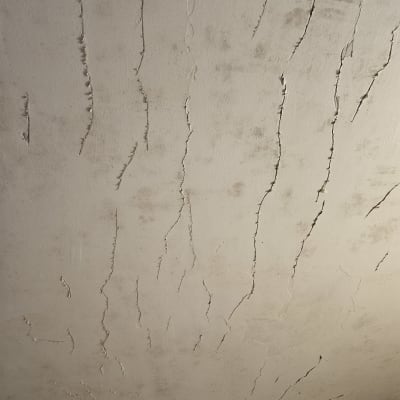 קיר עם סדקים ותיקוני צבע