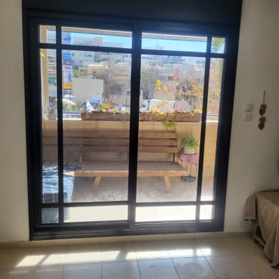 חלון אלומיניום שחור עם מסגרת זכוכית שקופה