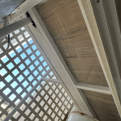 גג עם רשת מתכת ותקרה שקופה למחצה