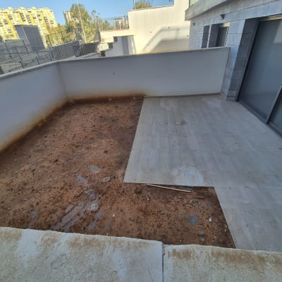 שטח אדמה מרוצף ליד בניין מגורים