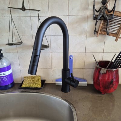 ברז מטבח שחור עם כיור נירוסטה וספוג ניקוי