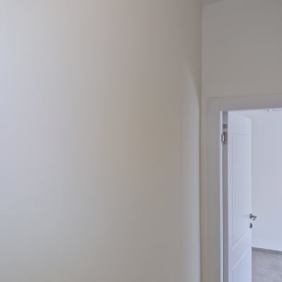 קיר צבוע בלבן עם דלת פתוחה