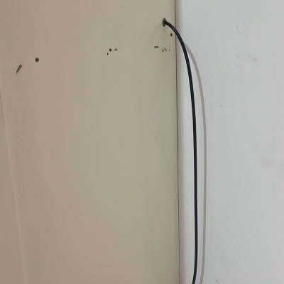 צינור שחור מחובר לקיר לבן