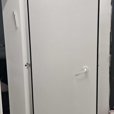 דלת לבנה עם ידית בחדר פנימי