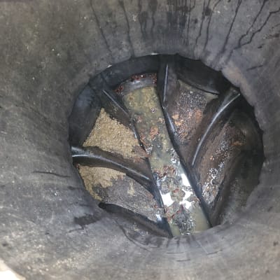 בור ביוב עם מים ולכלוך