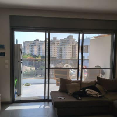 דלת הזזה מזכוכית עם נוף לבניינים מבחוץ