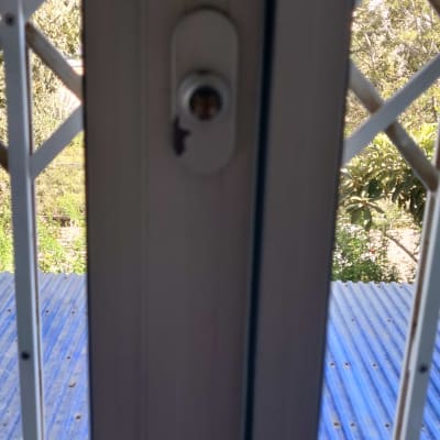 מסגרת אלומיניום עם מנעול חלון