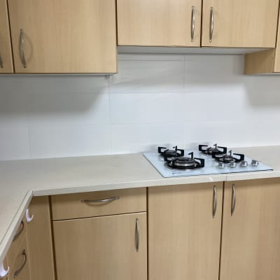 כיריים חדשות מותקנות על משטח עבודה במטבח