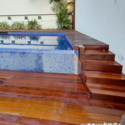 דק עץ ליד בריכה עם מדרגות עץ