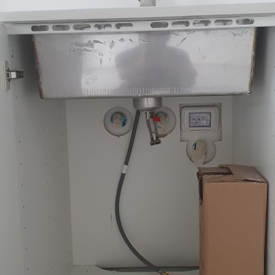 כיור נירוסטה עם ברז, צינורות מתחת לכיור