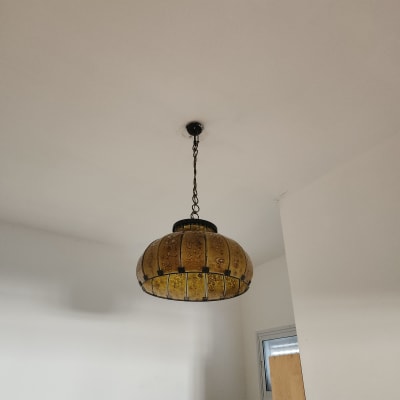 מנורה תלויה מהתקרה עם שרשרת מתכת