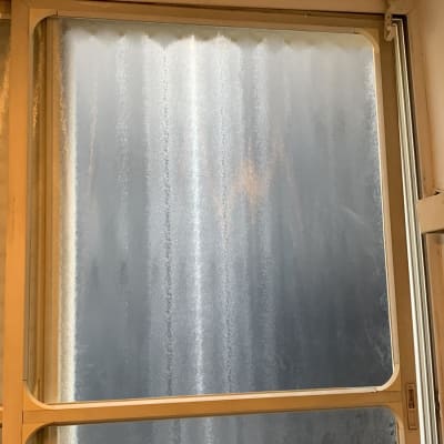 חלון זכוכית עם מסגרת מתכתית