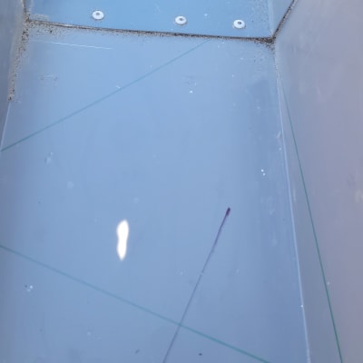 פאנל מתכת עם ברגים על גג