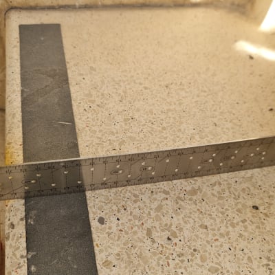 מדידת זווית עם סרגל על משטח בנייה