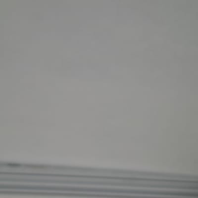 תקרה צבועה בגוון אפור בהיר עם קווים דקים