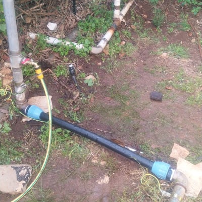 צינורות מים מחוברים עם ברזים בגינה