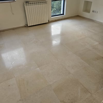 רצפה נקייה בחדר עם חלונות ורדיאטור