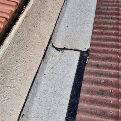 גג עם חומרי איטום ואריחים אדומים