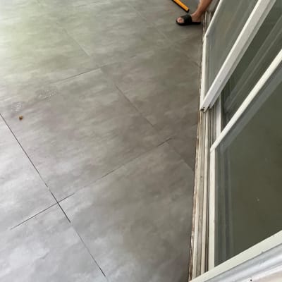 ריצוף חדש עם מגב על הרצפה