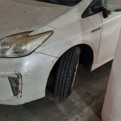 חזית רכב לבן עם שריטות ופגמים