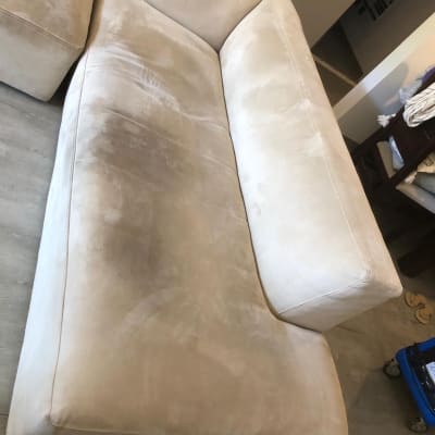 ספה בהירה עם כתמים לפני ניקוי