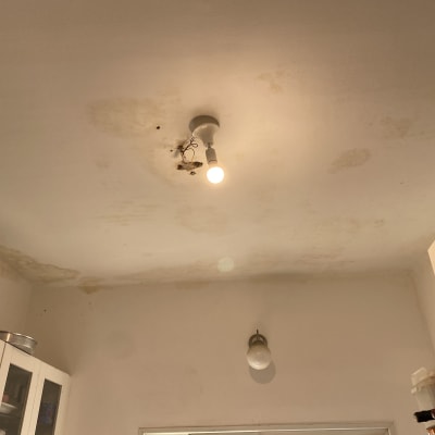 כתמי רטיבות על תקרת גבס עם מנורה
