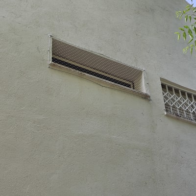 רשת מתוחה על חלון למניעת כניסת יונים