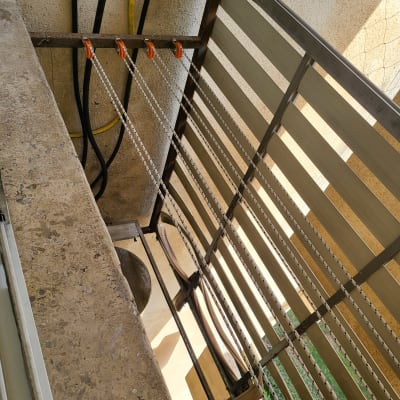 חבלים מתוחים על מתקן עם קליפסים כתומים