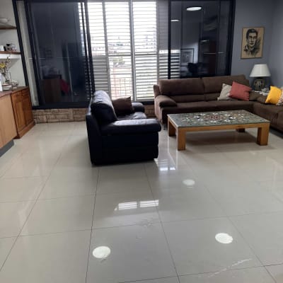 רצפה רטובה עם שלוליות מים לניקוי