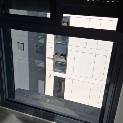 חלון זכוכית עם נוף לבניין סמוך