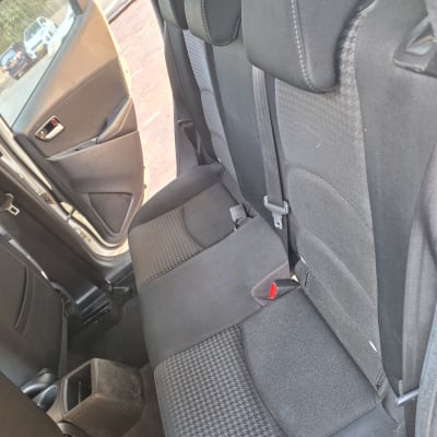 מושב אחורי של רכב עם ריפוד כהה