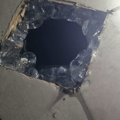 חור ברצפה עם חומר איטום סביבו