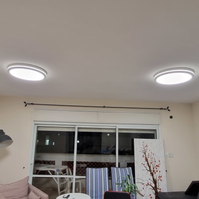 חדר עם תאורה, כורסאות, ציור על קנבס