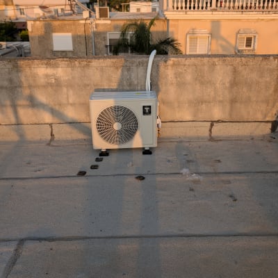 יחידת מיזוג אוויר על גג בניין