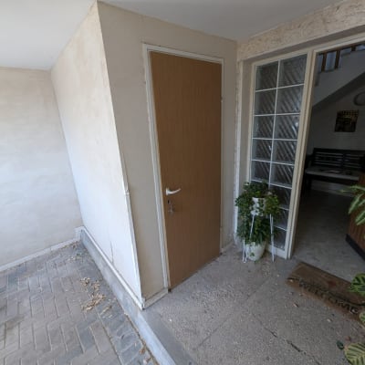 דלת עץ עם קיר גבס בכניסה לבית